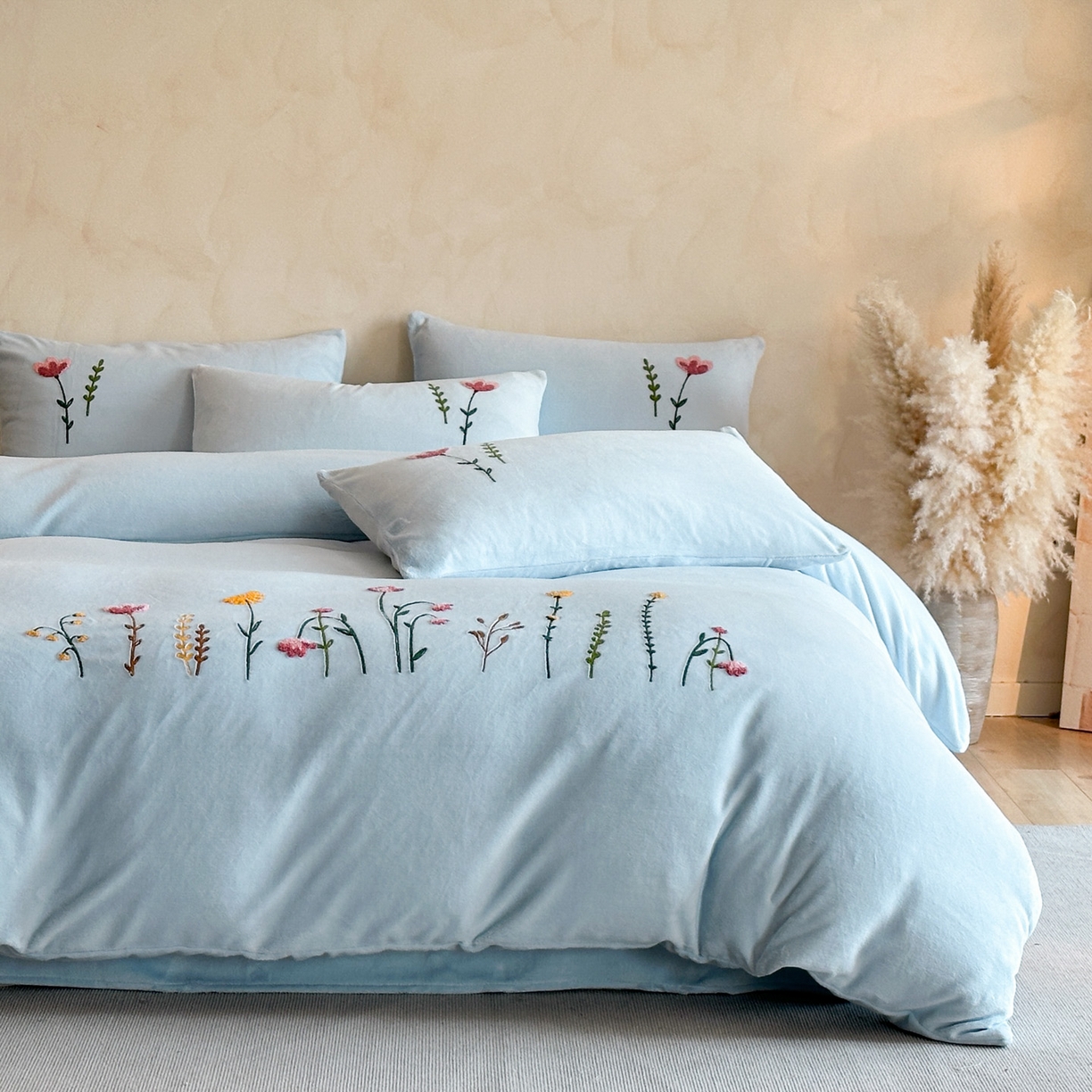 91家纺网 家纺一手货源 找家纺 羚羊语家纺 2025新款【正宗全消光】230克牛奶绒田园风四件套毛巾绣刺绣花秋冬加厚法莱绒法兰绒珊瑚绒三件套 如梦令-天蓝