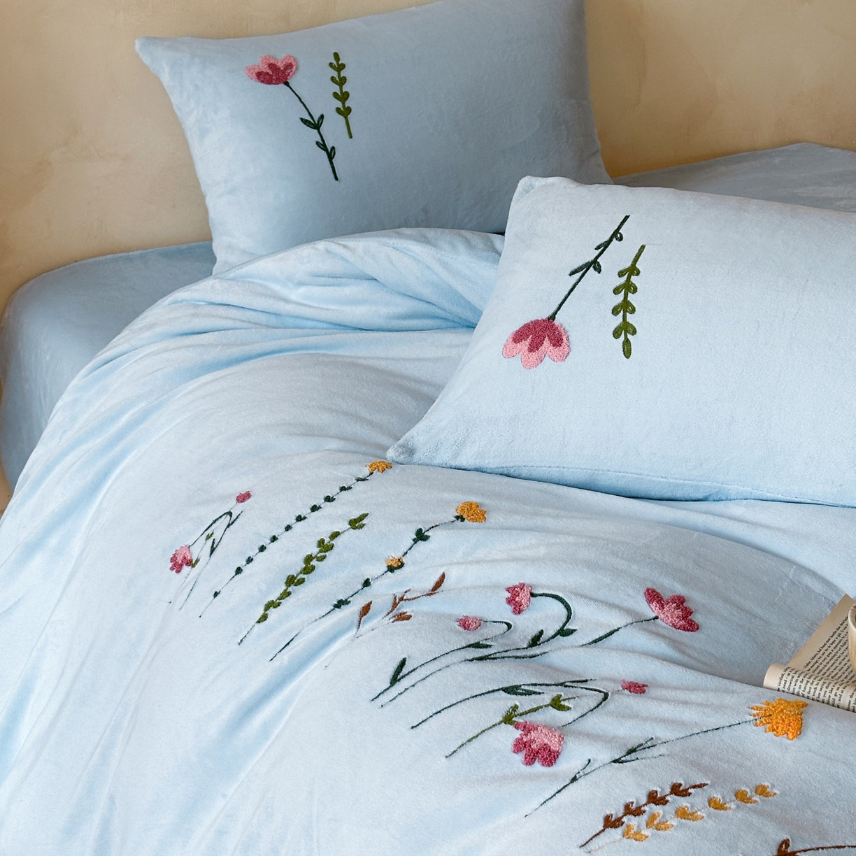 91家纺网 家纺一手货源 找家纺 羚羊语家纺 2025新款【正宗全消光】230克牛奶绒田园风四件套毛巾绣刺绣花秋冬加厚法莱绒法兰绒珊瑚绒三件套 如梦令-天蓝