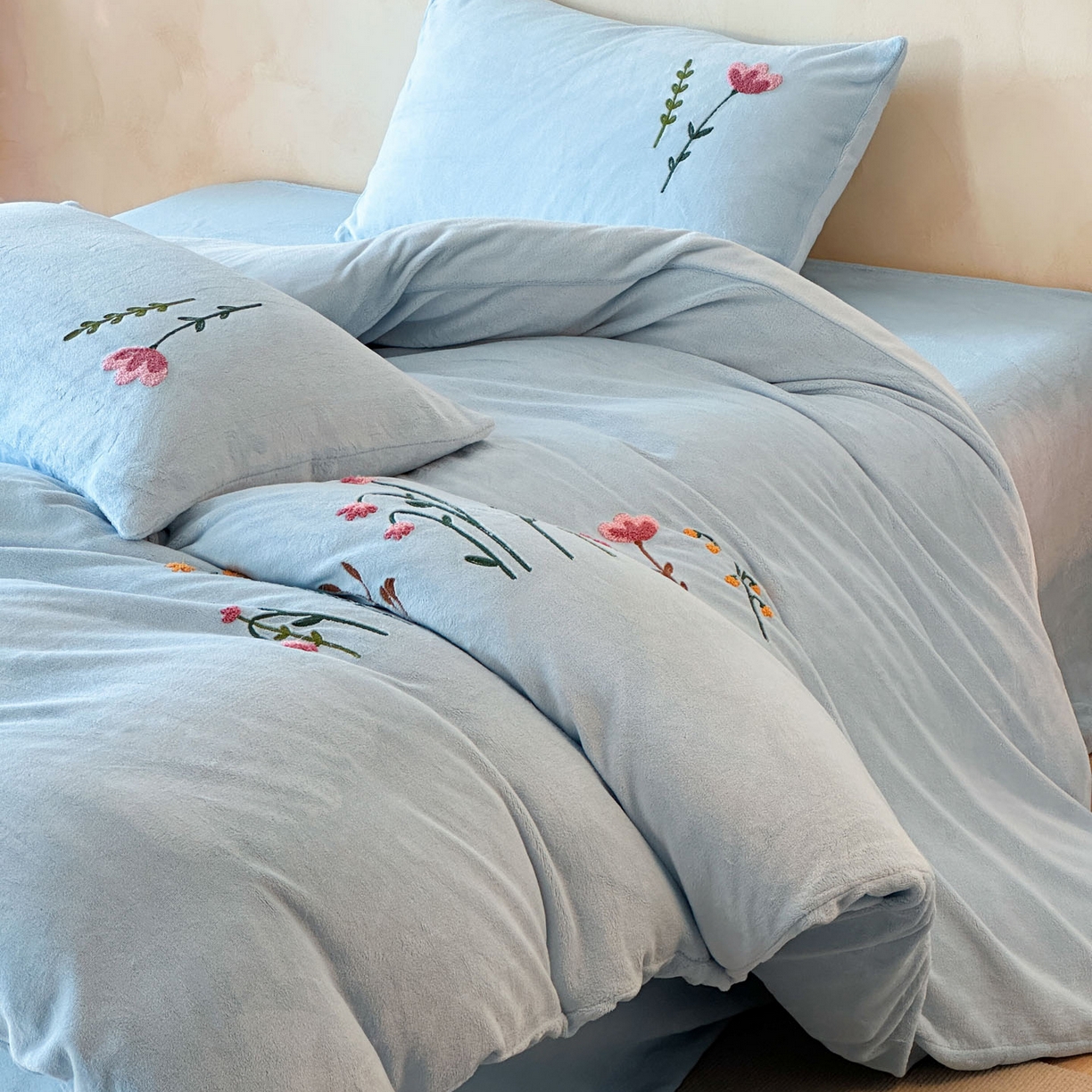 91家纺网 家纺一手货源 找家纺 羚羊语家纺 2025新款【正宗全消光】230克牛奶绒田园风四件套毛巾绣刺绣花秋冬加厚法莱绒法兰绒珊瑚绒三件套 如梦令-天蓝