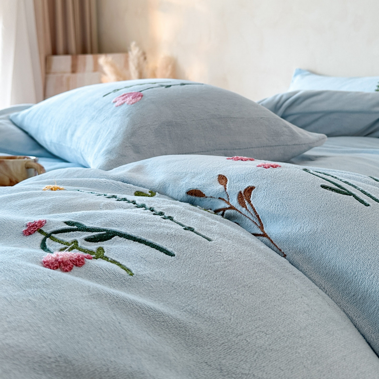 91家纺网 家纺一手货源 找家纺 羚羊语家纺 2025新款【正宗全消光】230克牛奶绒田园风四件套毛巾绣刺绣花秋冬加厚法莱绒法兰绒珊瑚绒三件套 如梦令-天蓝