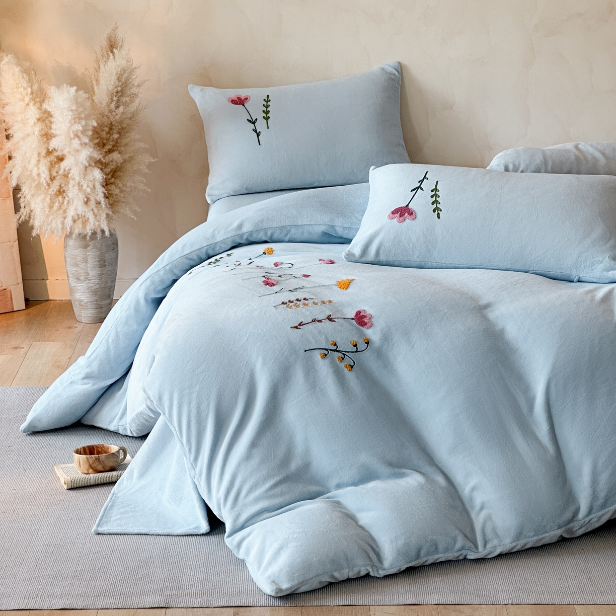 91家纺网 家纺一手货源 找家纺 羚羊语家纺 2025新款【正宗全消光】230克牛奶绒田园风四件套毛巾绣刺绣花秋冬加厚法莱绒法兰绒珊瑚绒三件套 如梦令-天蓝