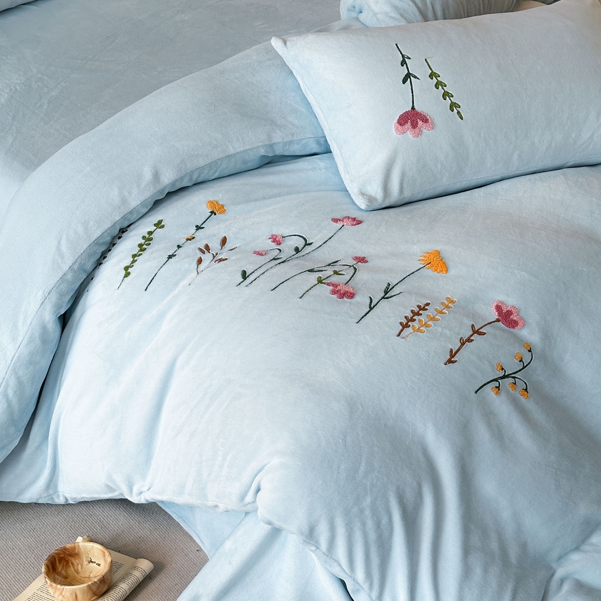 91家纺网 家纺一手货源 找家纺 羚羊语家纺 2025新款【正宗全消光】230克牛奶绒田园风四件套毛巾绣刺绣花秋冬加厚法莱绒法兰绒珊瑚绒三件套 如梦令-天蓝