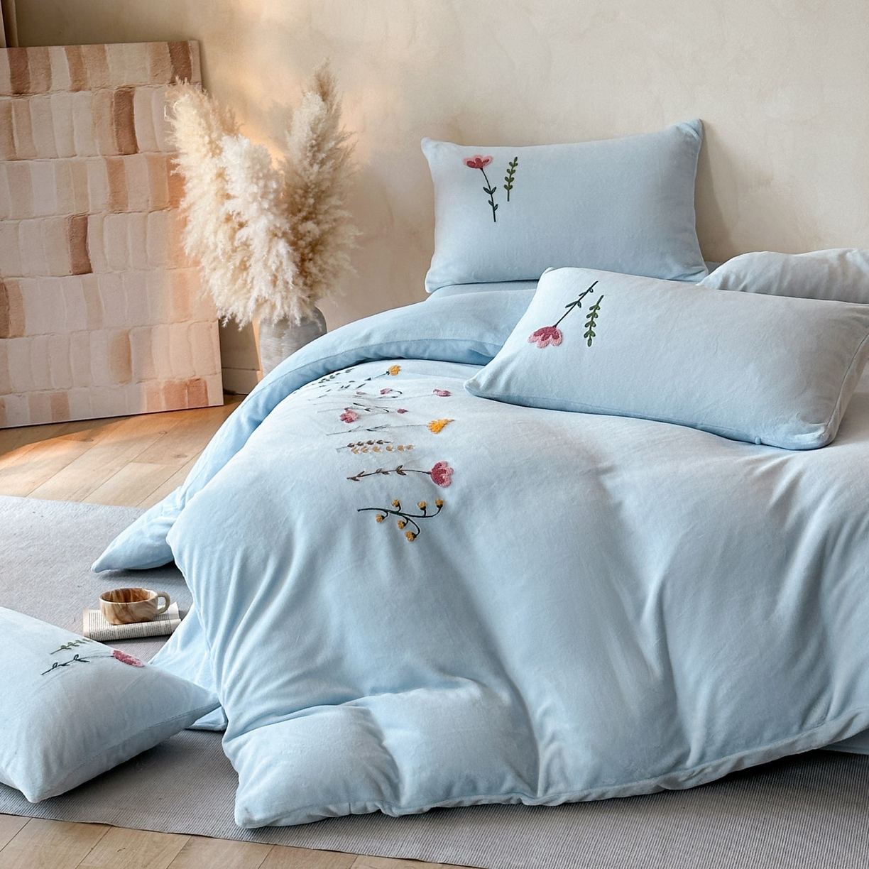 91家纺网 家纺一手货源 找家纺 羚羊语家纺 2025新款【正宗全消光】230克牛奶绒田园风四件套毛巾绣刺绣花秋冬加厚法莱绒法兰绒珊瑚绒三件套 如梦令-天蓝