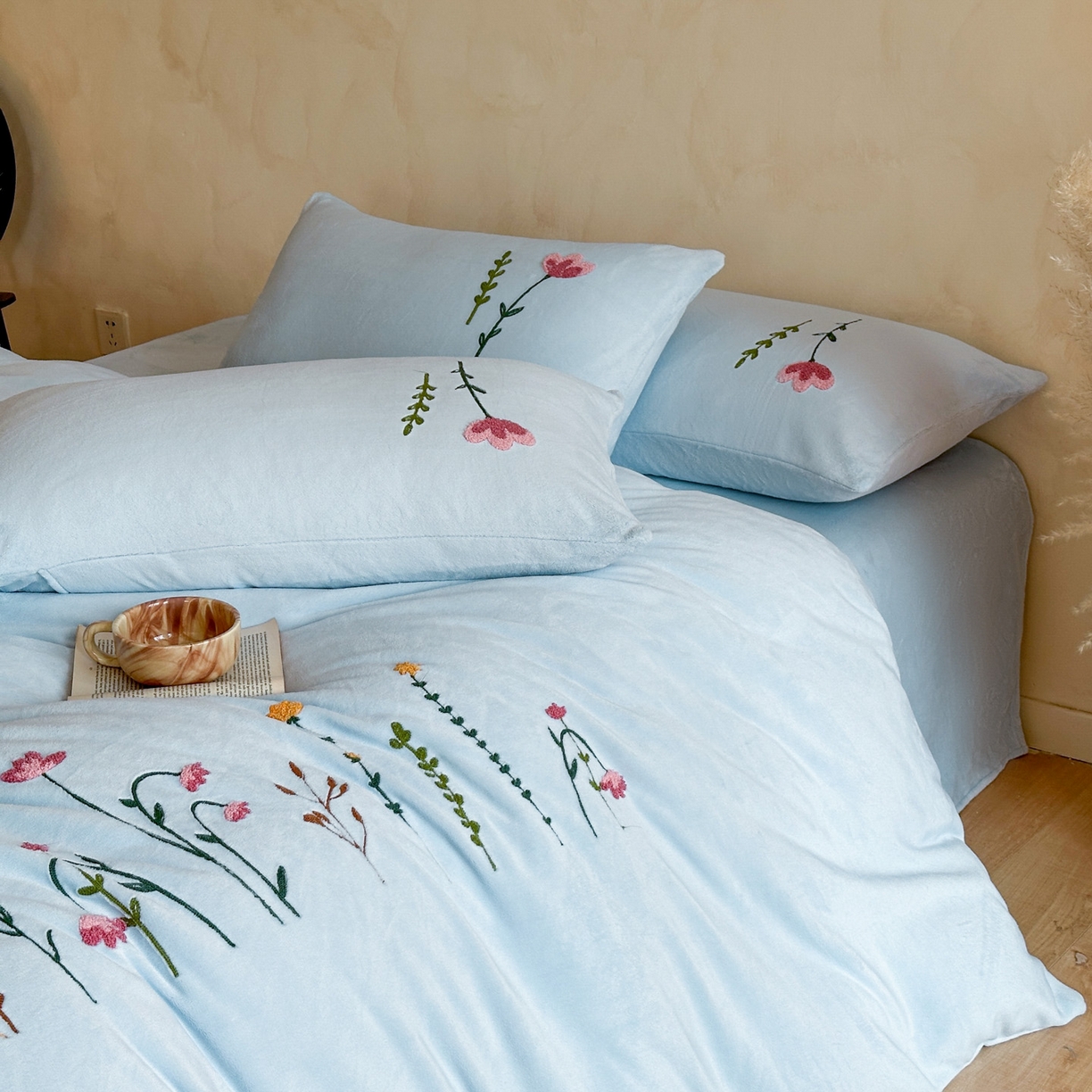 91家纺网 家纺一手货源 找家纺 羚羊语家纺 2025新款【正宗全消光】230克牛奶绒田园风四件套毛巾绣刺绣花秋冬加厚法莱绒法兰绒珊瑚绒三件套 如梦令-天蓝