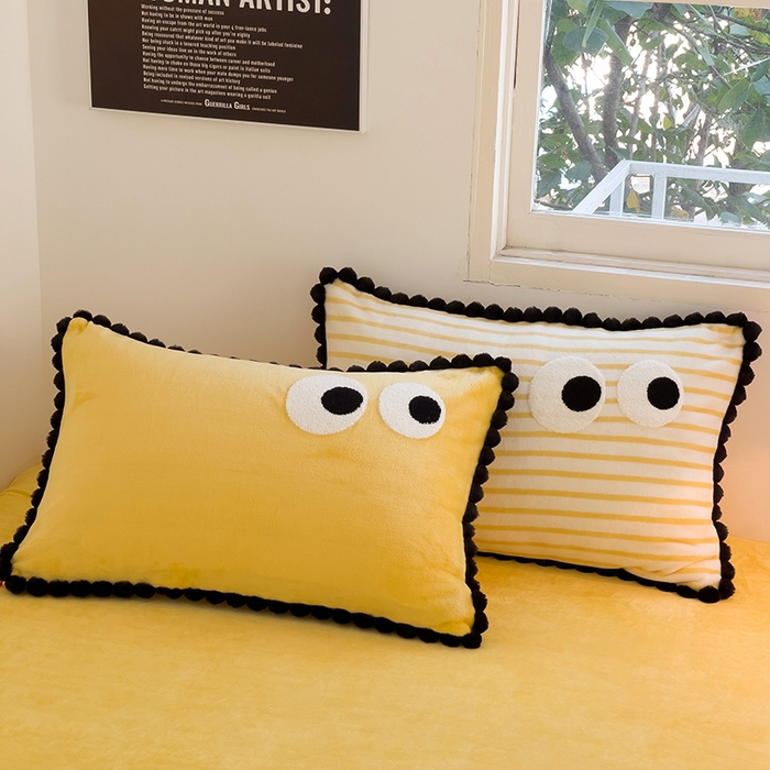 91家纺网 家纺一手货源 找家纺 炫拼家纺 2025新款大眼萌小熊韩系黑毛球毛巾绣牛奶绒四件套 大眼萌小熊-黄