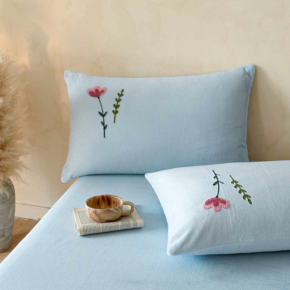 91家纺网 家纺一手货源 找家纺 羚羊语家纺 2025新款【正宗全消光】230克牛奶绒田园风四件套毛巾绣刺绣花秋冬加厚法莱绒法兰绒珊瑚绒三件套 如梦令-天蓝