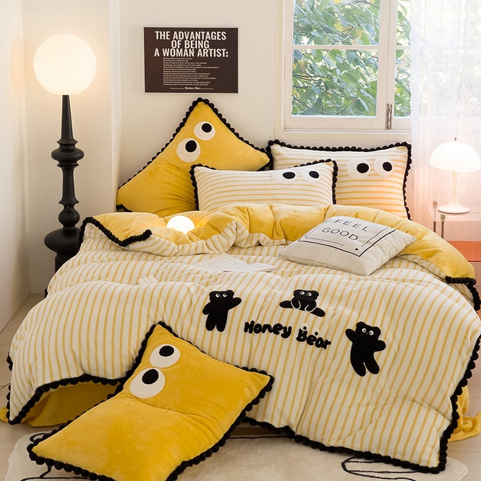 91家纺网 家纺一手货源 找家纺 炫拼家纺 2025新款大眼萌小熊韩系黑毛球毛巾绣牛奶绒四件套 大眼萌小熊-黄