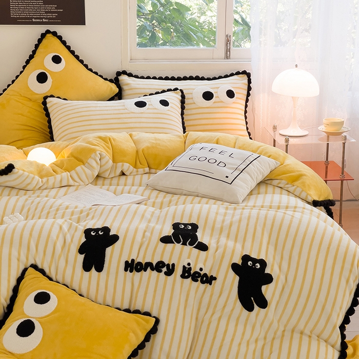 91家纺网 家纺一手货源 找家纺 炫拼家纺 2025新款大眼萌小熊韩系黑毛球毛巾绣牛奶绒四件套 大眼萌小熊-黄