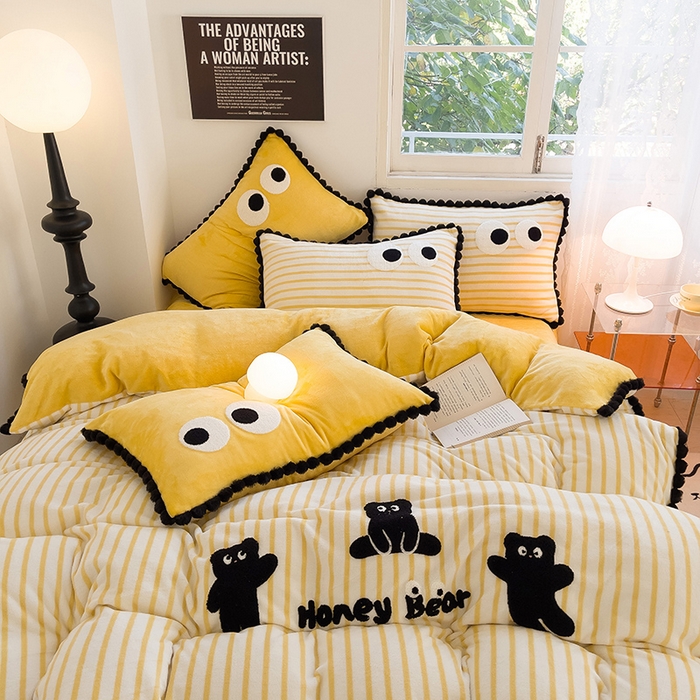 91家纺网 家纺一手货源 找家纺 炫拼家纺 2025新款大眼萌小熊韩系黑毛球毛巾绣牛奶绒四件套 大眼萌小熊-黄