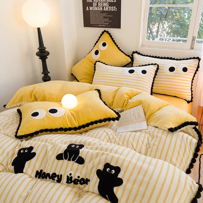 91家纺网 家纺一手货源 找家纺 炫拼家纺 2025新款大眼萌小熊韩系黑毛球毛巾绣牛奶绒四件套 大眼萌小熊-黄