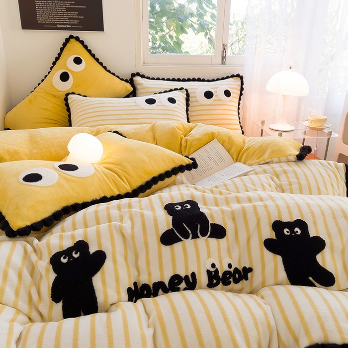 91家纺网 家纺一手货源 找家纺 炫拼家纺 2025新款大眼萌小熊韩系黑毛球毛巾绣牛奶绒四件套 大眼萌小熊-黄