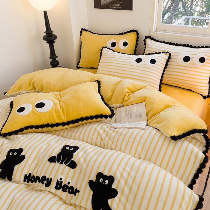 91家纺网 家纺一手货源 找家纺 炫拼家纺 2025新款大眼萌小熊韩系黑毛球毛巾绣牛奶绒四件套 大眼萌小熊-黄