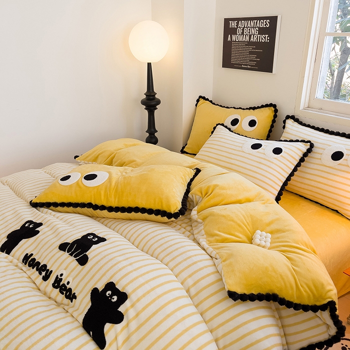 91家纺网 家纺一手货源 找家纺 炫拼家纺 2025新款大眼萌小熊韩系黑毛球毛巾绣牛奶绒四件套 大眼萌小熊-黄