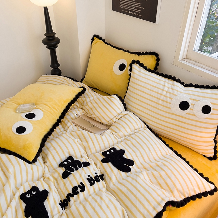 91家纺网 家纺一手货源 找家纺 炫拼家纺 2025新款大眼萌小熊韩系黑毛球毛巾绣牛奶绒四件套 大眼萌小熊-黄