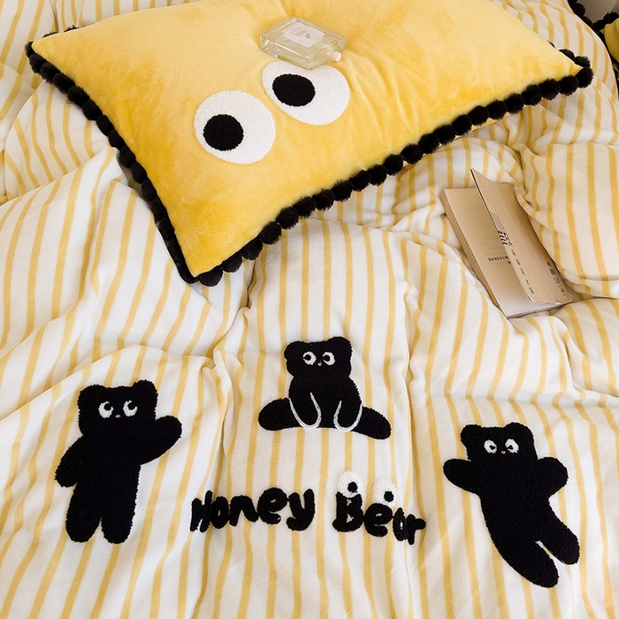 91家纺网 家纺一手货源 找家纺 炫拼家纺 2025新款大眼萌小熊韩系黑毛球毛巾绣牛奶绒四件套 大眼萌小熊-黄
