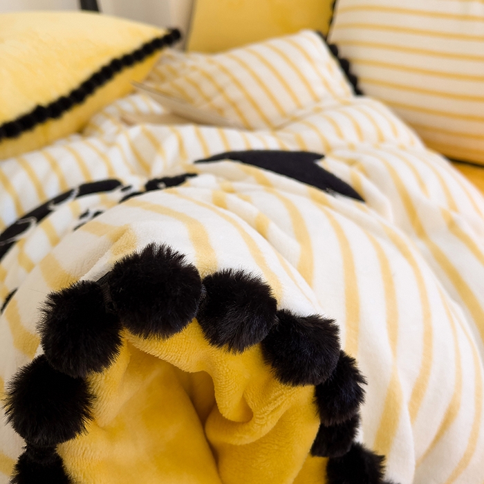 91家纺网 家纺一手货源 找家纺 炫拼家纺 2025新款大眼萌小熊韩系黑毛球毛巾绣牛奶绒四件套 大眼萌小熊-黄