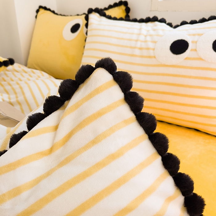 91家纺网 家纺一手货源 找家纺 炫拼家纺 2025新款大眼萌小熊韩系黑毛球毛巾绣牛奶绒四件套 大眼萌小熊-黄