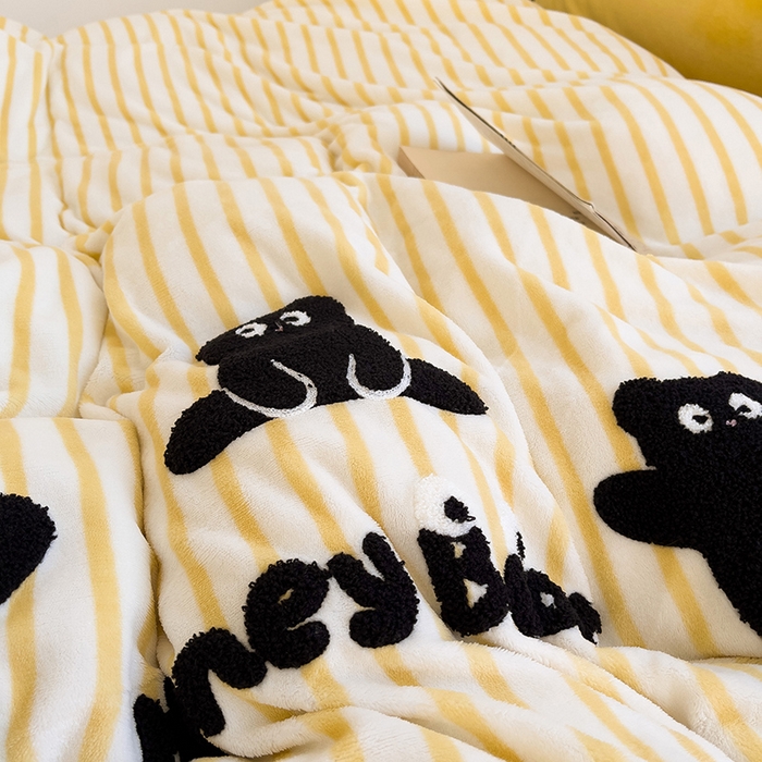 91家纺网 家纺一手货源 找家纺 炫拼家纺 2025新款大眼萌小熊韩系黑毛球毛巾绣牛奶绒四件套 大眼萌小熊-黄