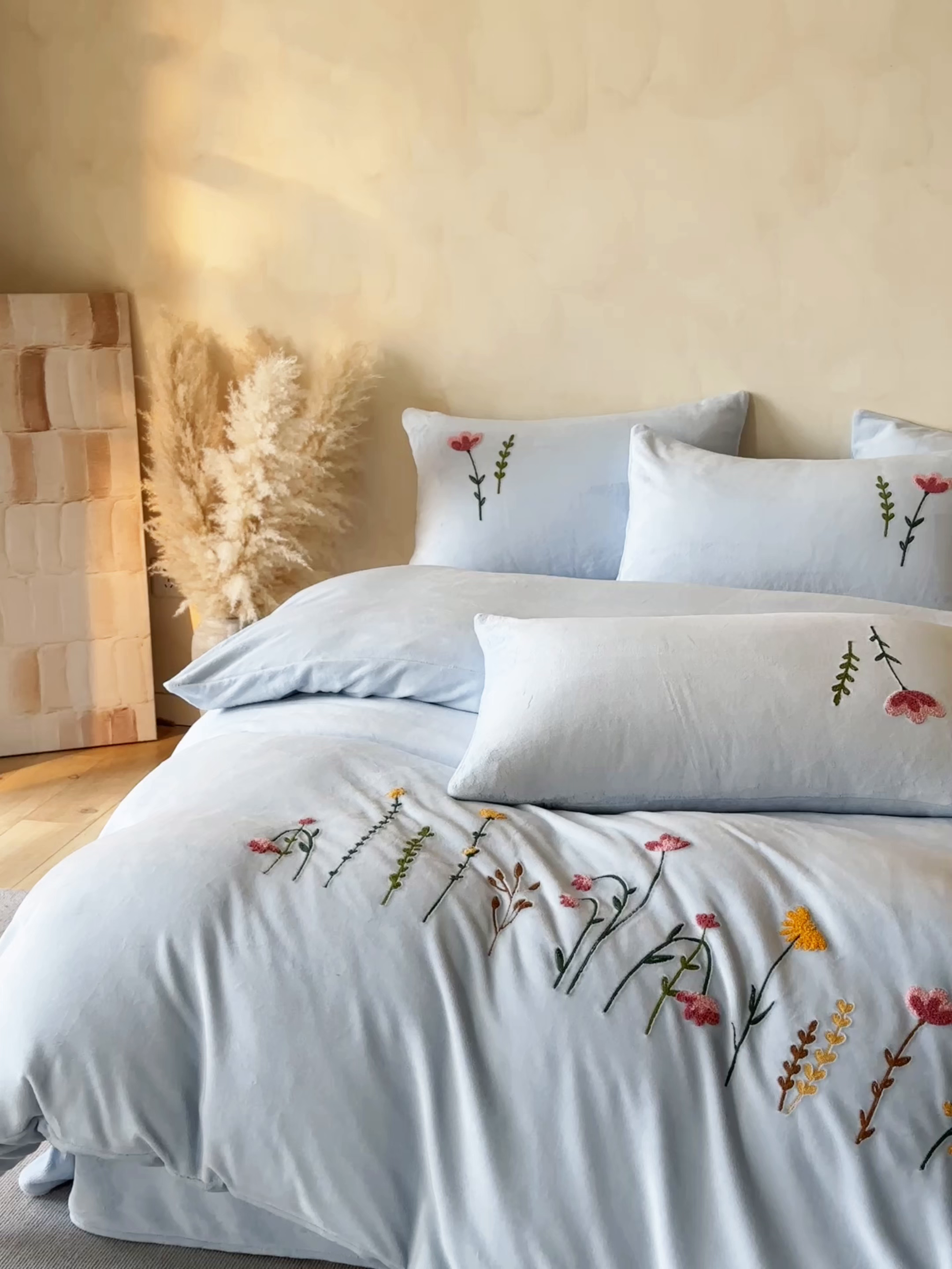 91家纺网 家纺一手货源 找家纺 羚羊语家纺 2025新款【正宗全消光】230克牛奶绒田园风四件套毛巾绣刺绣花秋冬加厚法莱绒法兰绒珊瑚绒三件套 如梦令-天蓝