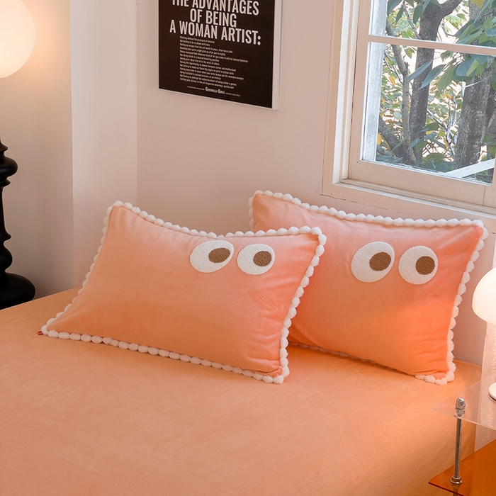 91家纺网 家纺一手货源 找家纺 炫拼家纺 2025新款大眼萌小熊韩系黑毛球毛巾绣牛奶绒四件套 大眼萌小熊-橘