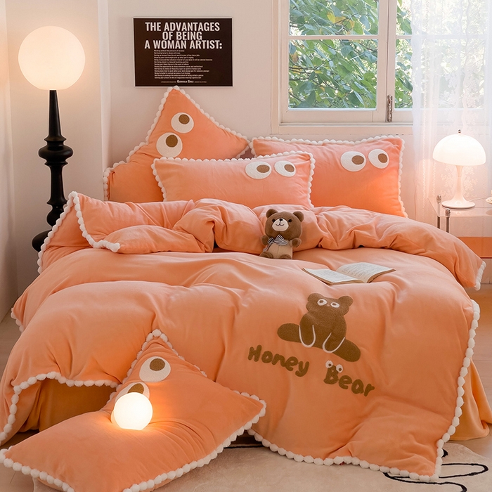 91家纺网 家纺一手货源 找家纺 炫拼家纺 2025新款大眼萌小熊韩系黑毛球毛巾绣牛奶绒四件套 大眼萌小熊-橘