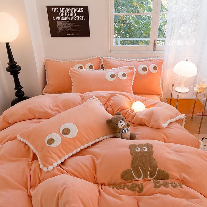 91家纺网 家纺一手货源 找家纺 炫拼家纺 2025新款大眼萌小熊韩系黑毛球毛巾绣牛奶绒四件套 大眼萌小熊-橘