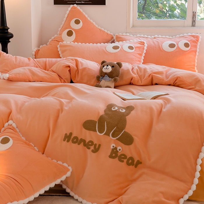 91家纺网 家纺一手货源 找家纺 炫拼家纺 2025新款大眼萌小熊韩系黑毛球毛巾绣牛奶绒四件套 大眼萌小熊-橘