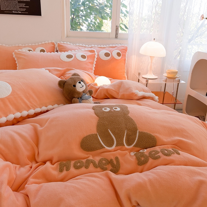 91家纺网 家纺一手货源 找家纺 炫拼家纺 2025新款大眼萌小熊韩系黑毛球毛巾绣牛奶绒四件套 大眼萌小熊-橘