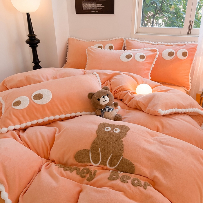 91家纺网 家纺一手货源 找家纺 炫拼家纺 2025新款大眼萌小熊韩系黑毛球毛巾绣牛奶绒四件套 大眼萌小熊-橘