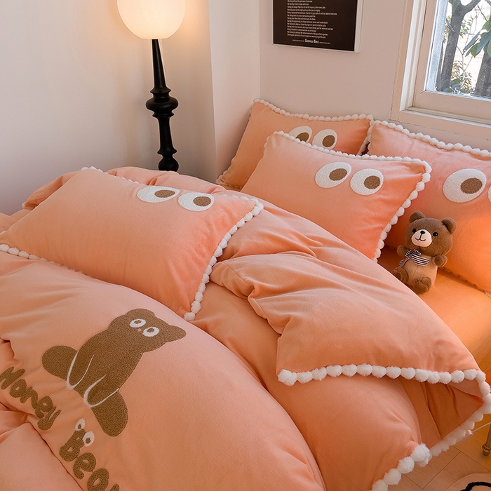 91家纺网 家纺一手货源 找家纺 炫拼家纺 2025新款大眼萌小熊韩系黑毛球毛巾绣牛奶绒四件套 大眼萌小熊-橘