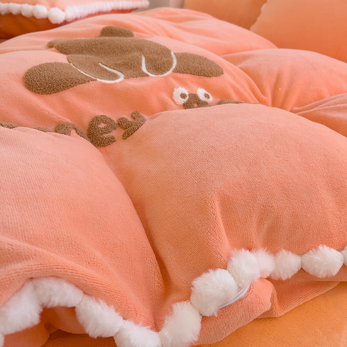 91家纺网 家纺一手货源 找家纺 炫拼家纺 2025新款大眼萌小熊韩系黑毛球毛巾绣牛奶绒四件套 大眼萌小熊-橘