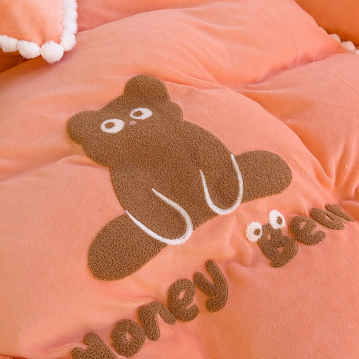 91家纺网 家纺一手货源 找家纺 炫拼家纺 2025新款大眼萌小熊韩系黑毛球毛巾绣牛奶绒四件套 大眼萌小熊-橘