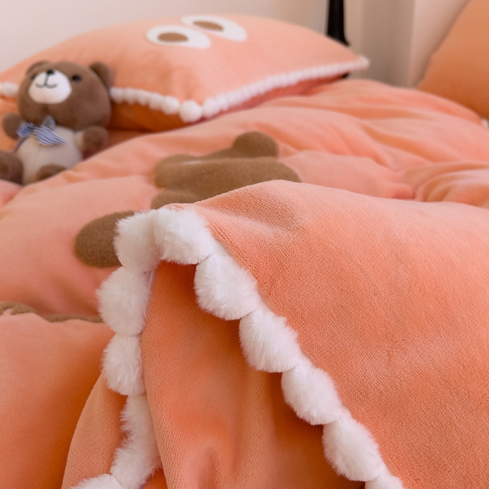 91家纺网 家纺一手货源 找家纺 炫拼家纺 2025新款大眼萌小熊韩系黑毛球毛巾绣牛奶绒四件套 大眼萌小熊-橘