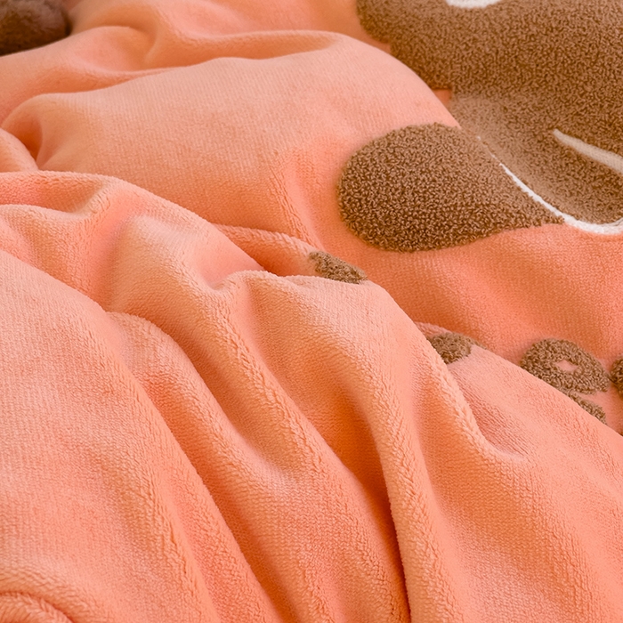 91家纺网 家纺一手货源 找家纺 炫拼家纺 2025新款大眼萌小熊韩系黑毛球毛巾绣牛奶绒四件套 大眼萌小熊-橘