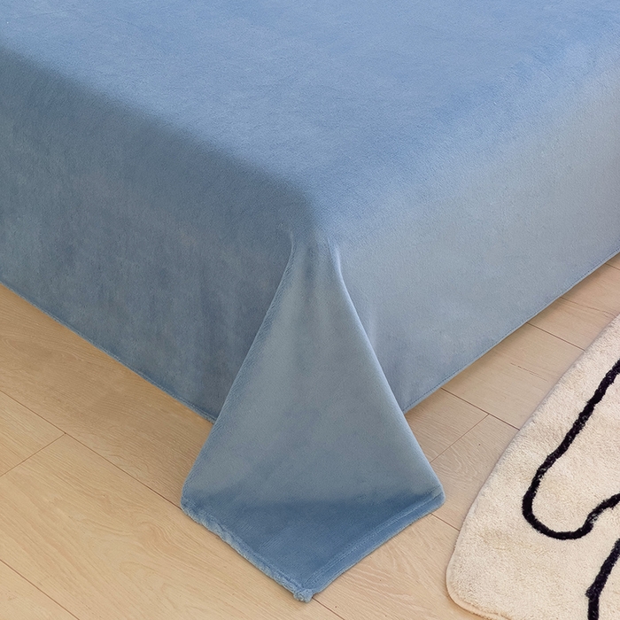 91家纺网 家纺一手货源 找家纺 炫拼家纺 2025新款大眼萌小熊韩系黑毛球毛巾绣牛奶绒四件套 大眼萌小熊-蓝