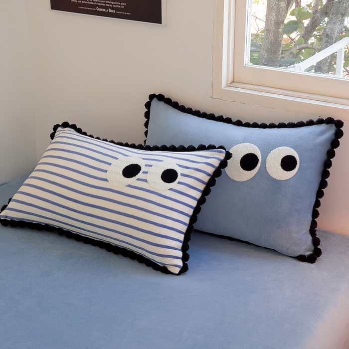 91家纺网 家纺一手货源 找家纺 炫拼家纺 2025新款大眼萌小熊韩系黑毛球毛巾绣牛奶绒四件套 大眼萌小熊-蓝