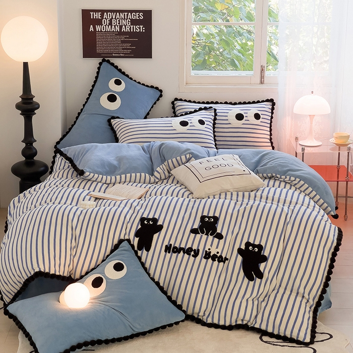 91家纺网 家纺一手货源 找家纺 炫拼家纺 2025新款大眼萌小熊韩系黑毛球毛巾绣牛奶绒四件套 大眼萌小熊-蓝