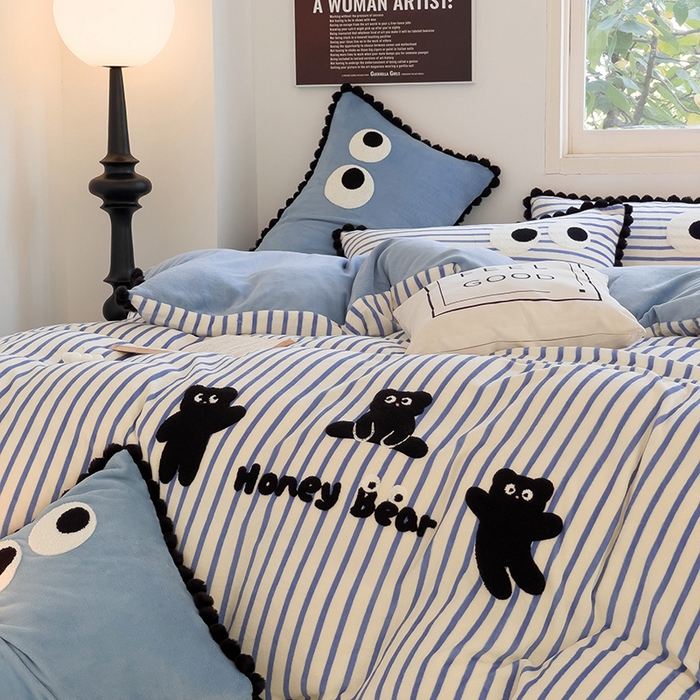 91家纺网 家纺一手货源 找家纺 炫拼家纺 2025新款大眼萌小熊韩系黑毛球毛巾绣牛奶绒四件套 大眼萌小熊-蓝