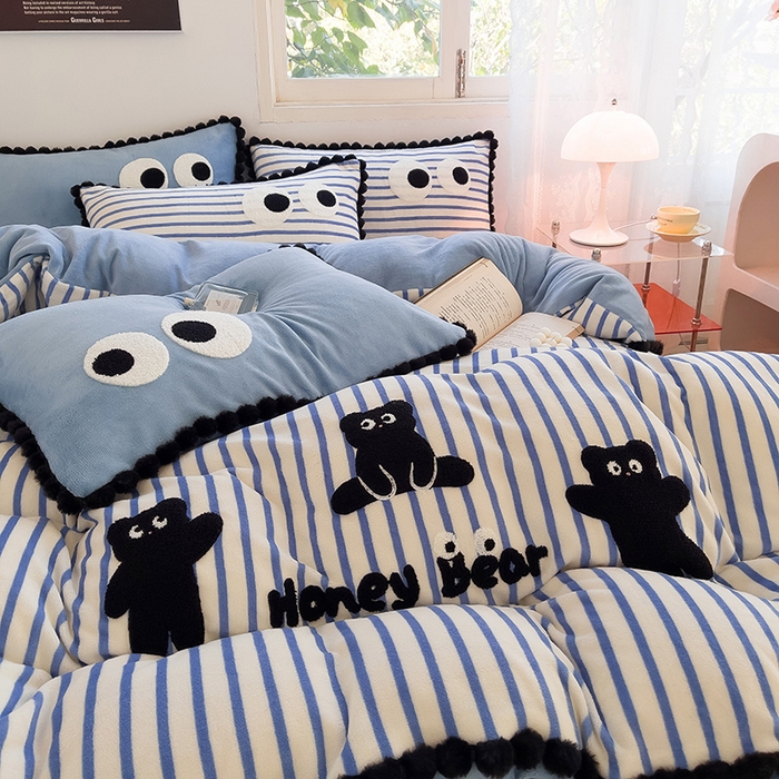 91家纺网 家纺一手货源 找家纺 炫拼家纺 2025新款大眼萌小熊韩系黑毛球毛巾绣牛奶绒四件套 大眼萌小熊-蓝