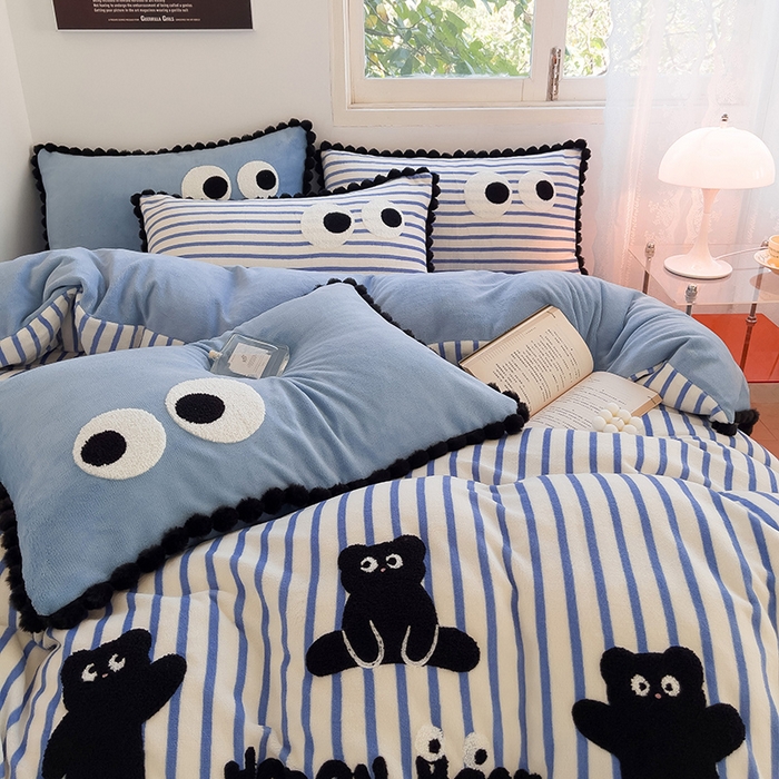 91家纺网 家纺一手货源 找家纺 炫拼家纺 2025新款大眼萌小熊韩系黑毛球毛巾绣牛奶绒四件套 大眼萌小熊-蓝