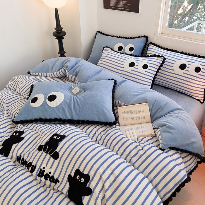 91家纺网 家纺一手货源 找家纺 炫拼家纺 2025新款大眼萌小熊韩系黑毛球毛巾绣牛奶绒四件套 大眼萌小熊-蓝