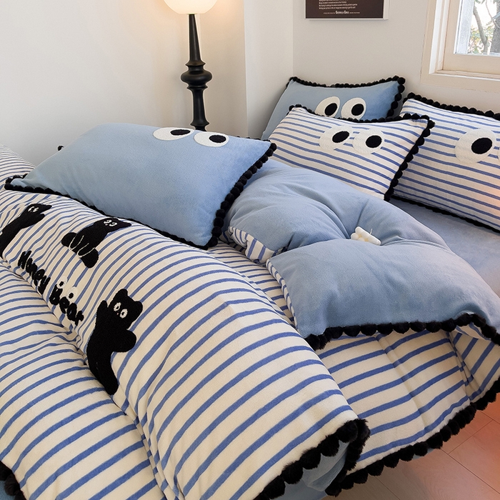 91家纺网 家纺一手货源 找家纺 炫拼家纺 2025新款大眼萌小熊韩系黑毛球毛巾绣牛奶绒四件套 大眼萌小熊-蓝