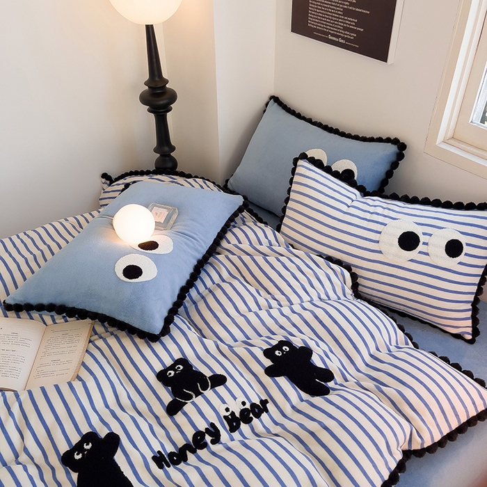 91家纺网 家纺一手货源 找家纺 炫拼家纺 2025新款大眼萌小熊韩系黑毛球毛巾绣牛奶绒四件套 大眼萌小熊-蓝