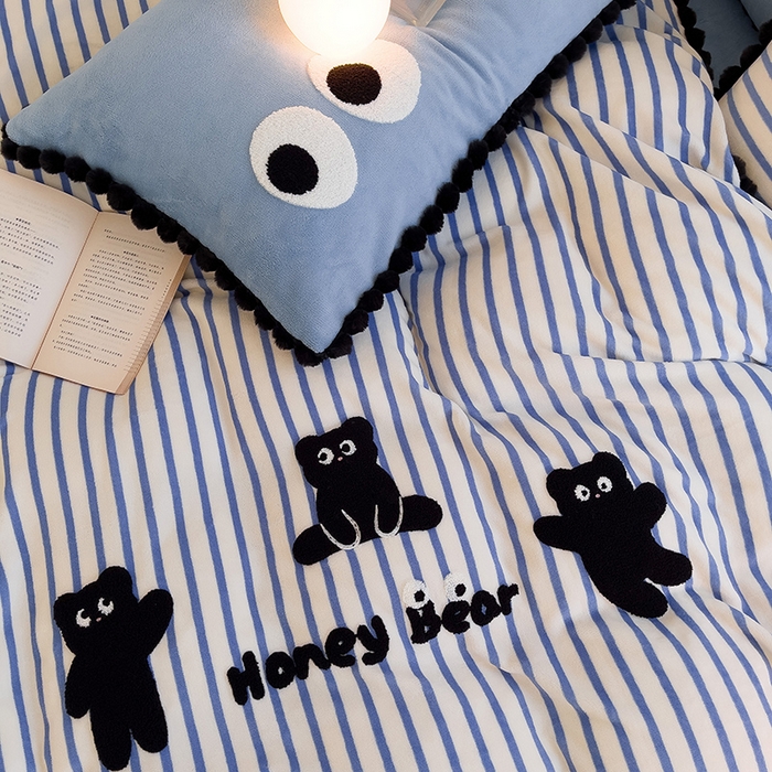 91家纺网 家纺一手货源 找家纺 炫拼家纺 2025新款大眼萌小熊韩系黑毛球毛巾绣牛奶绒四件套 大眼萌小熊-蓝