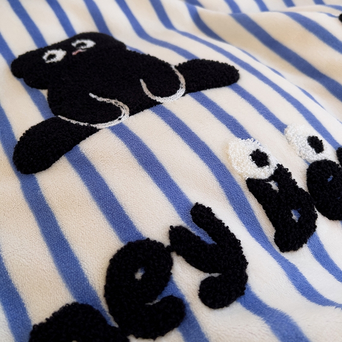 91家纺网 家纺一手货源 找家纺 炫拼家纺 2025新款大眼萌小熊韩系黑毛球毛巾绣牛奶绒四件套 大眼萌小熊-蓝