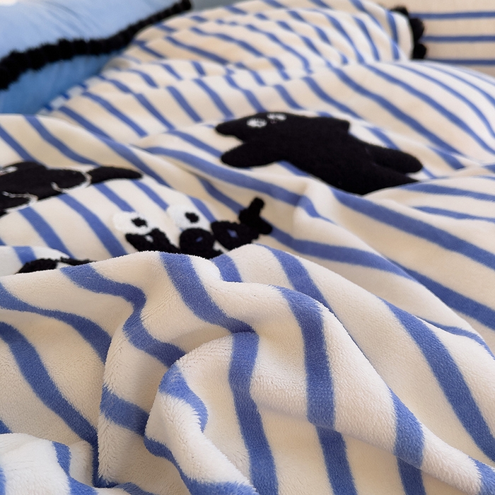 91家纺网 家纺一手货源 找家纺 炫拼家纺 2025新款大眼萌小熊韩系黑毛球毛巾绣牛奶绒四件套 大眼萌小熊-蓝