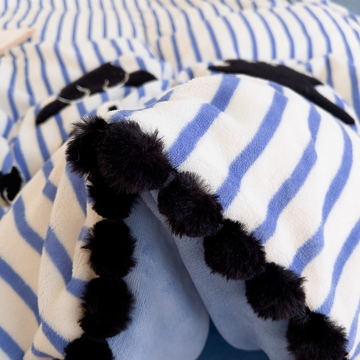 91家纺网 家纺一手货源 找家纺 炫拼家纺 2025新款大眼萌小熊韩系黑毛球毛巾绣牛奶绒四件套 大眼萌小熊-蓝