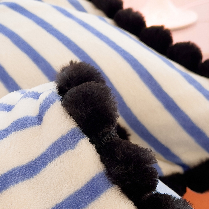 91家纺网 家纺一手货源 找家纺 炫拼家纺 2025新款大眼萌小熊韩系黑毛球毛巾绣牛奶绒四件套 大眼萌小熊-蓝