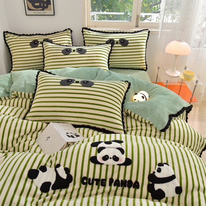 91家纺网 家纺一手货源 找家纺 炫拼家纺 2025新款大眼萌小熊韩系黑毛球毛巾绣牛奶绒四件套 大眼萌小熊猫-绿