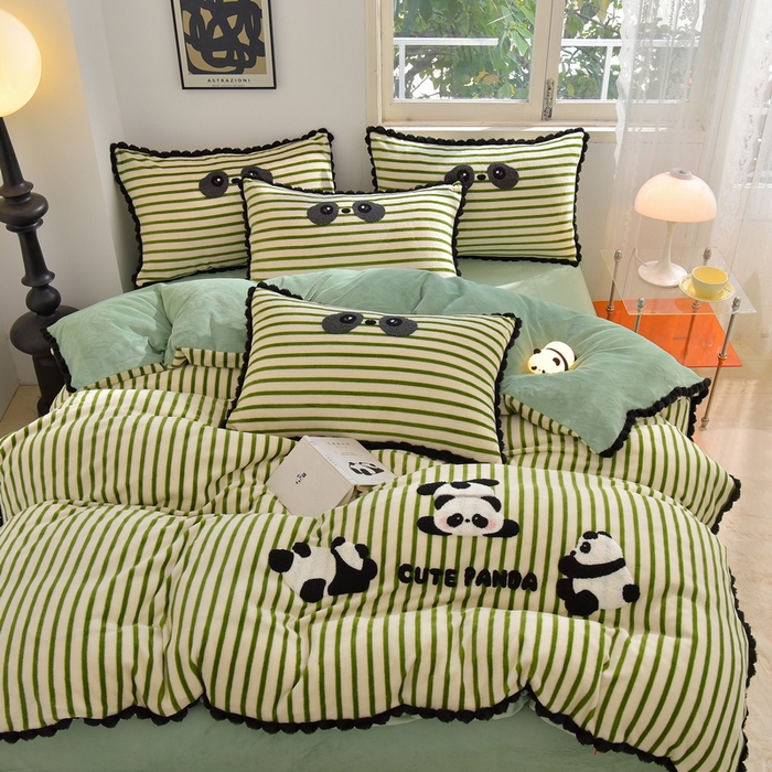 91家纺网 家纺一手货源 找家纺 炫拼家纺 2025新款大眼萌小熊韩系黑毛球毛巾绣牛奶绒四件套 大眼萌小熊猫-绿